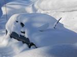 雪で埋まったマイカー(クリックすると拡大されます)