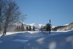 アプローチから朝日連峰を望む(クリックすると拡大されます)