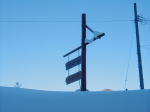 「雪に埋もれそうな入口の看板」(クリックすると拡大されます)