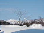 「雪に覆われた月山を望む」(クリックすると拡大されます)